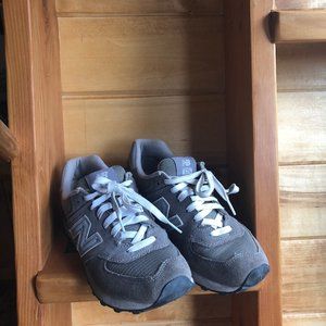 EUC Women's New Balance 574 Gray